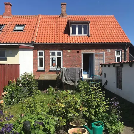 Cozy Little Townhouse With Small Garden And Sea View Svaneke